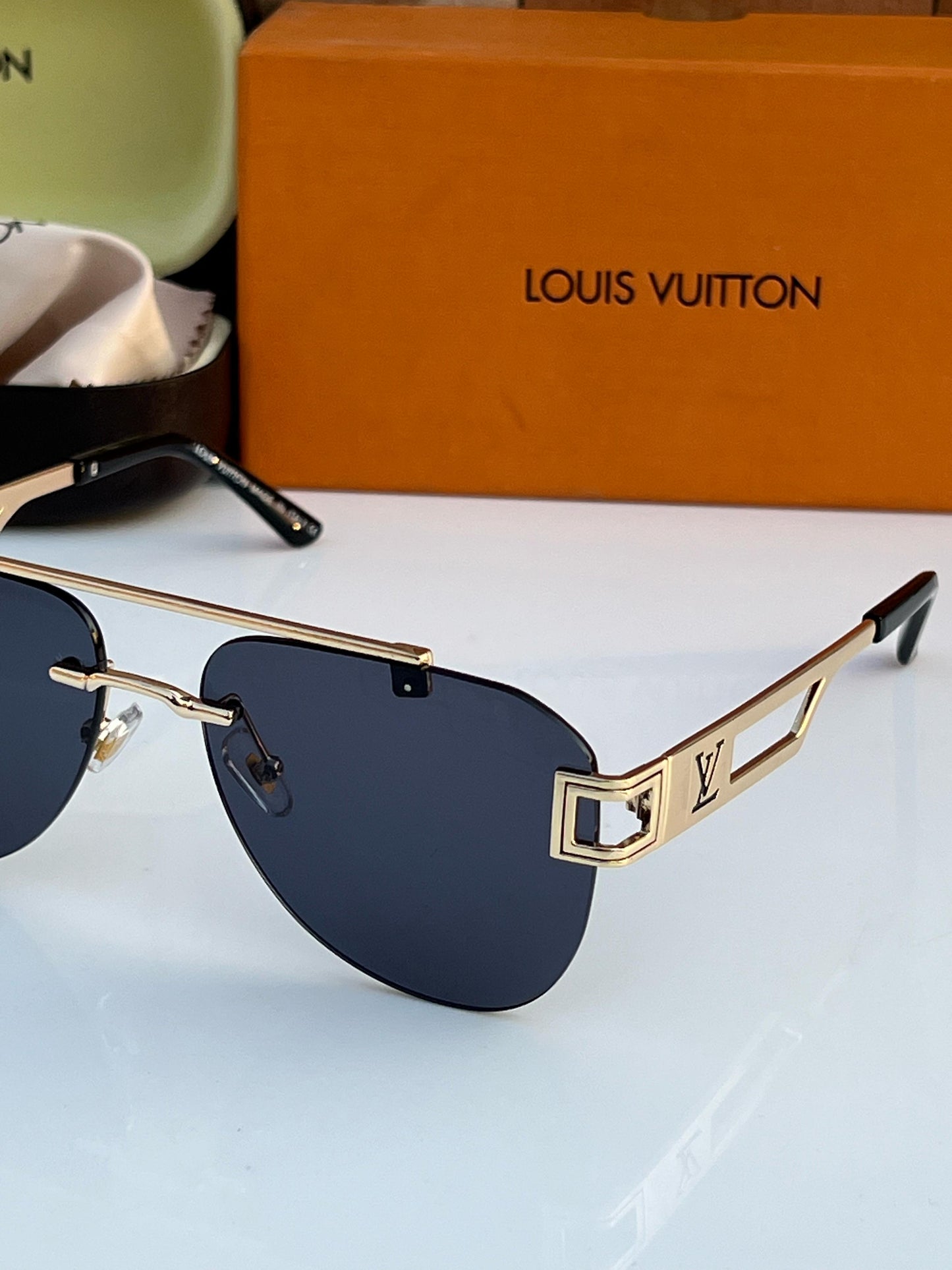 LOUIS VUITTON