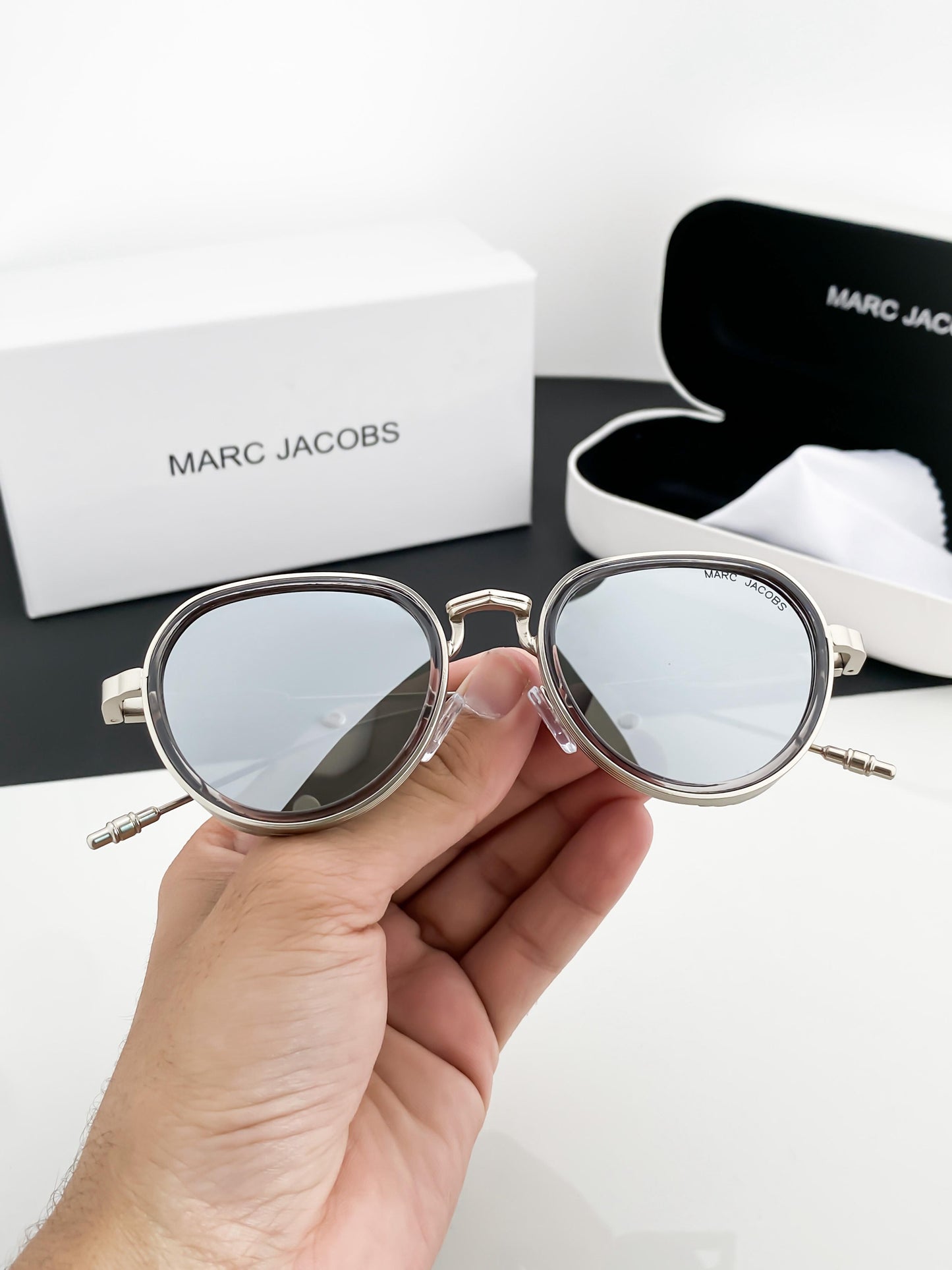 MARC JACOBS