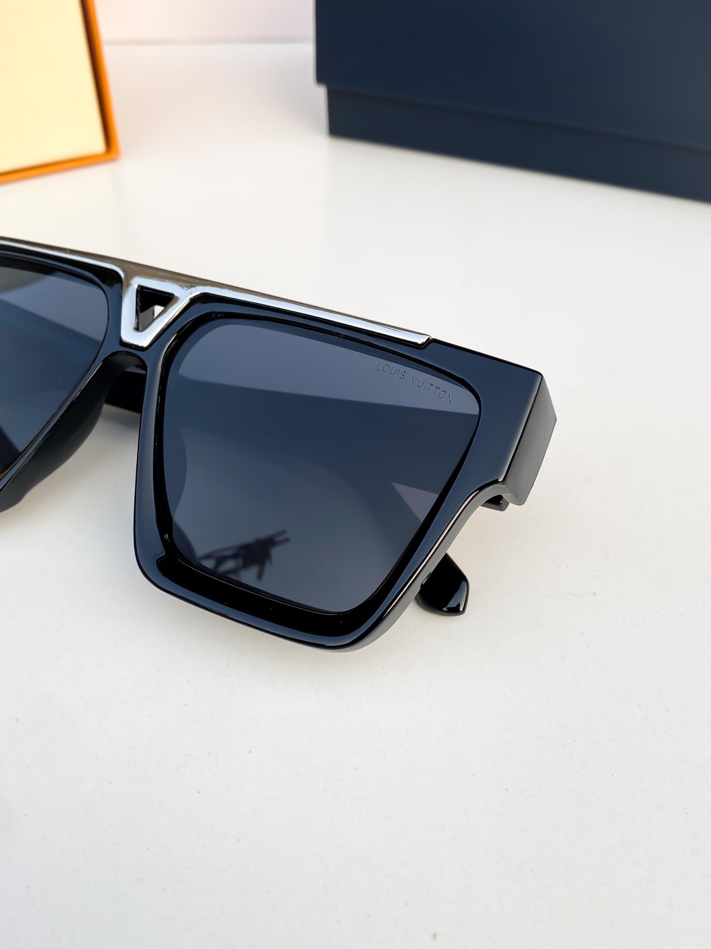 LOUIS VUITTON 1502 SILVER BLACK