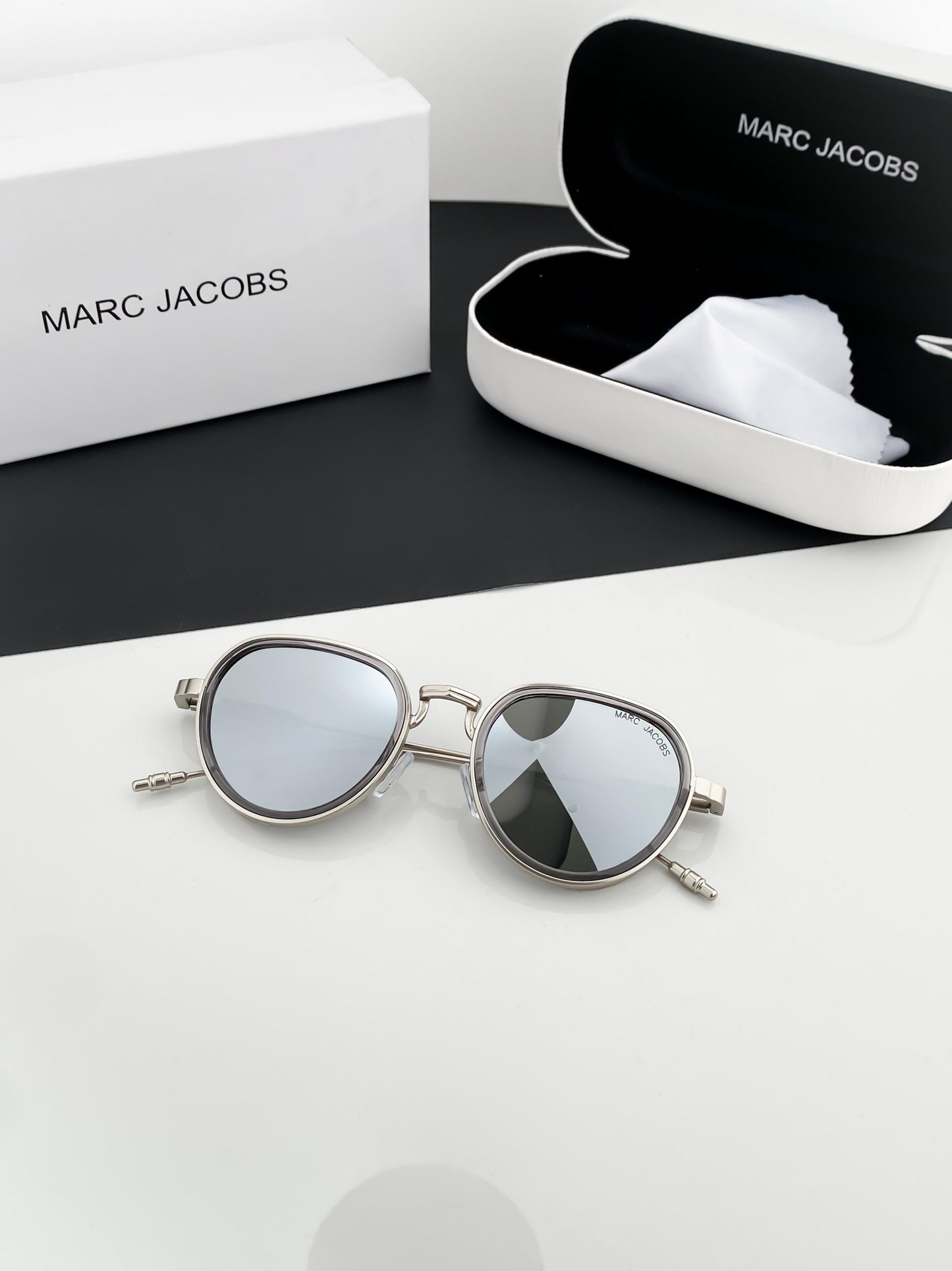 MARC JACOBS