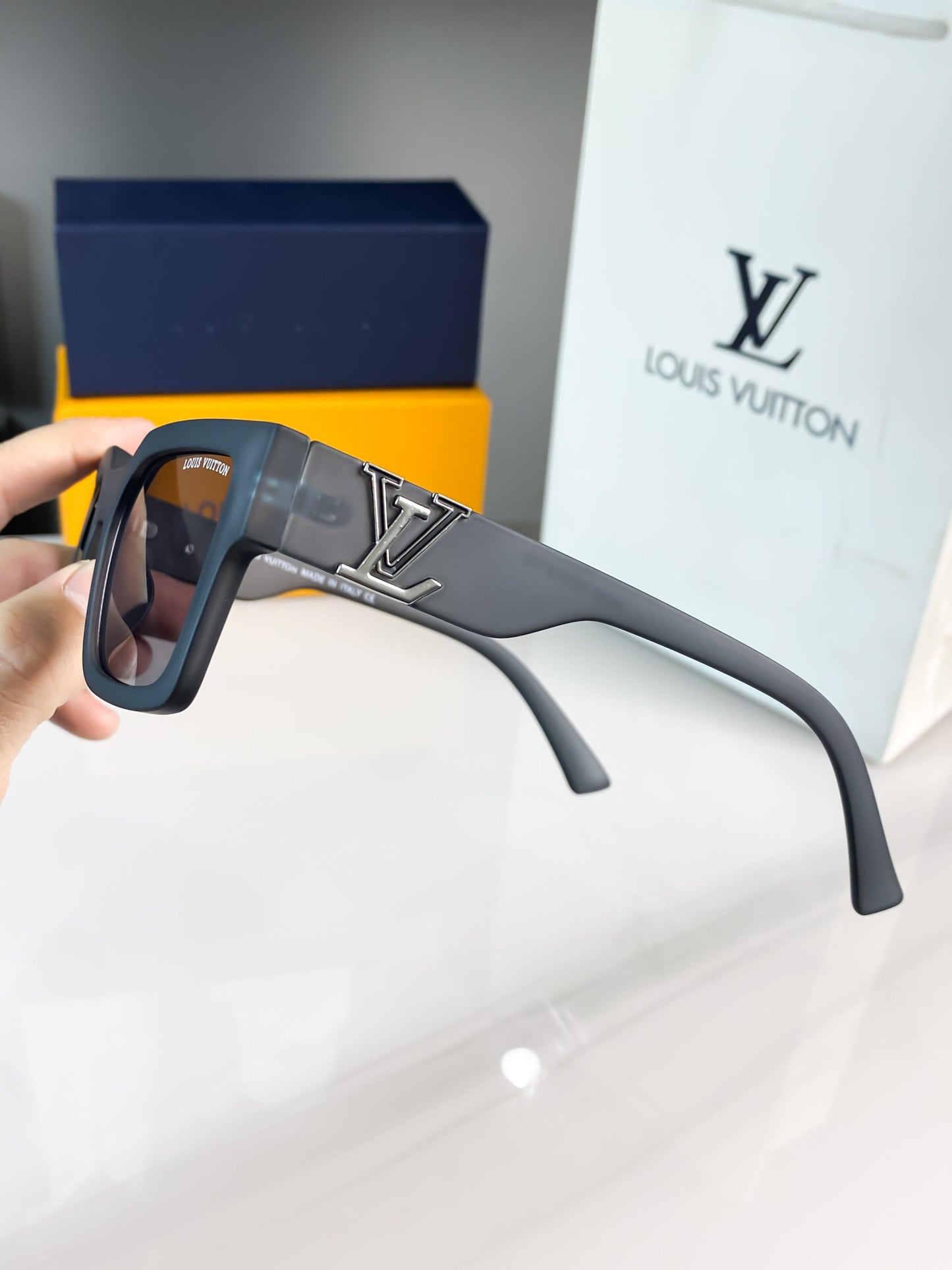 LOUIS VUITTON GREY BLACK