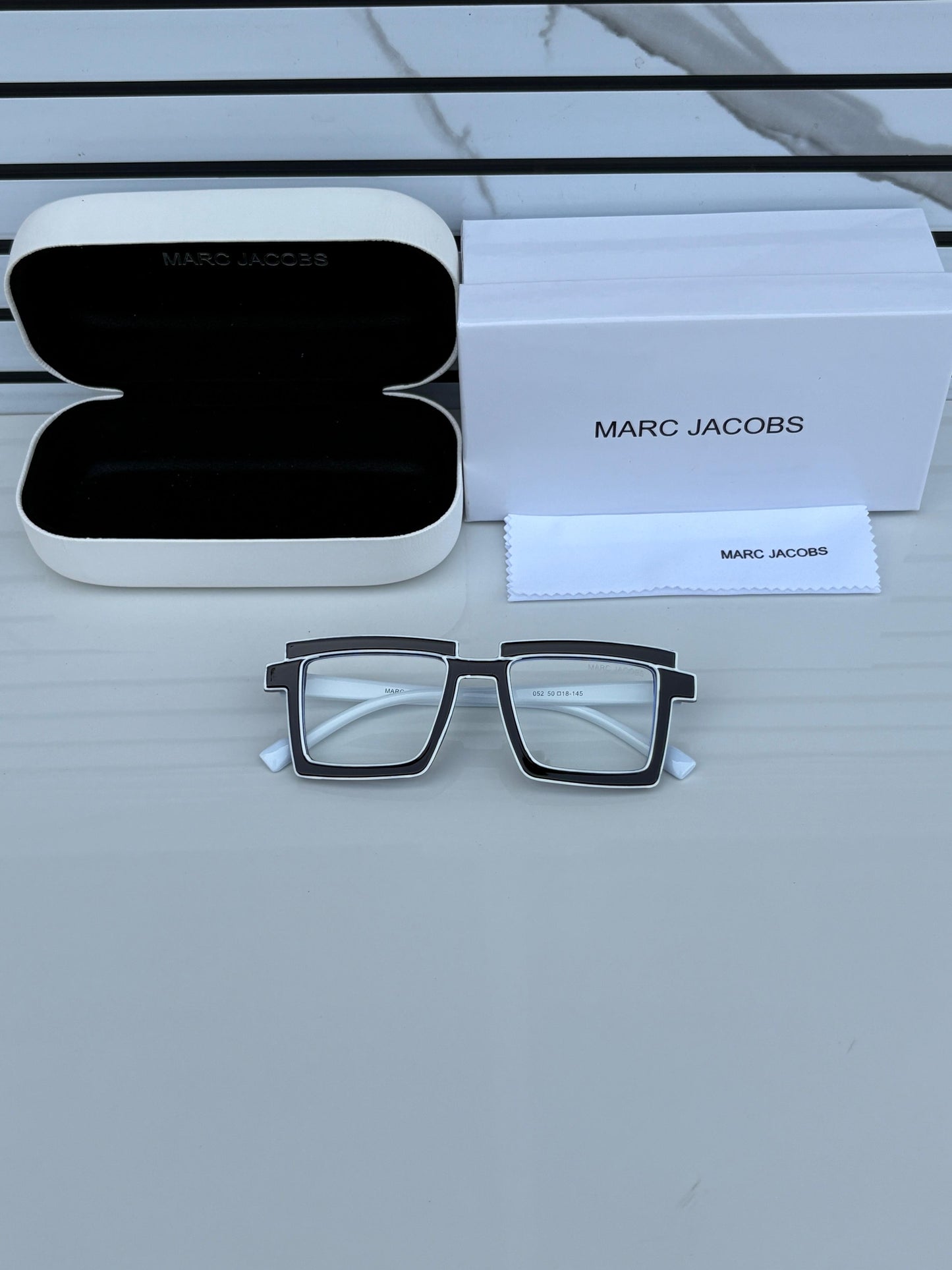 MARC JACOBS 052 WHITE BLACK