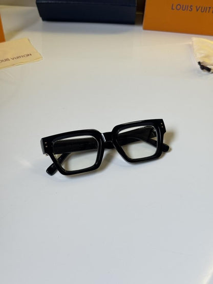 Louis_Vuitton_98170_Black_Frame