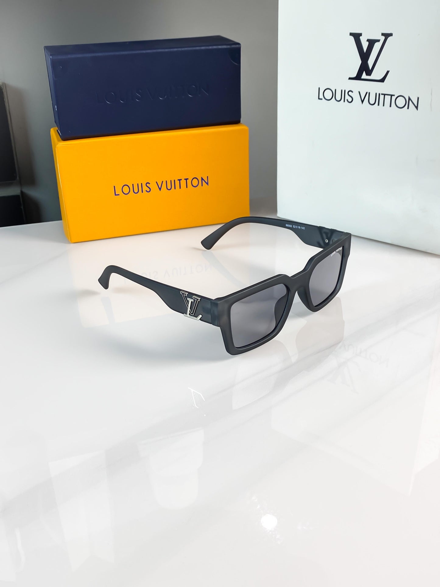 LOUIS VUITTON GREY BLACK