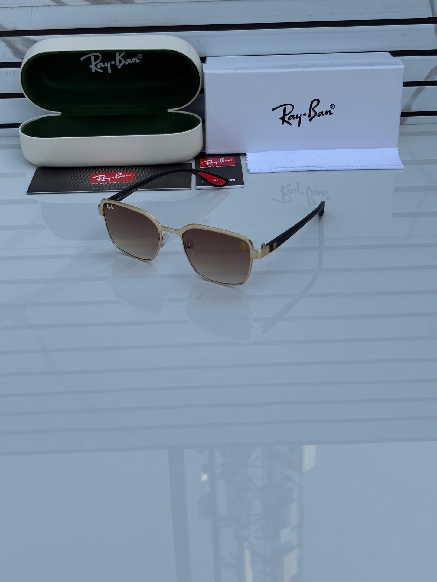 RAY BAN