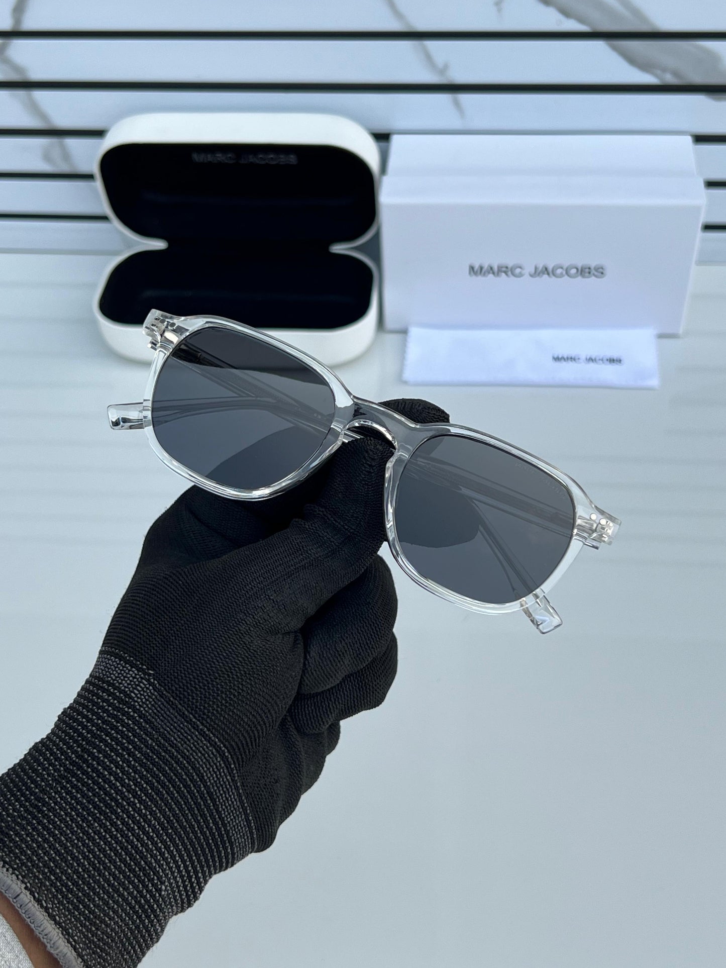 MARC JACOBS TRANSPARENT BLACK