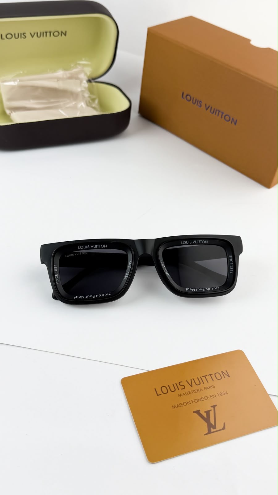 LOUIS VUITTON BLACK