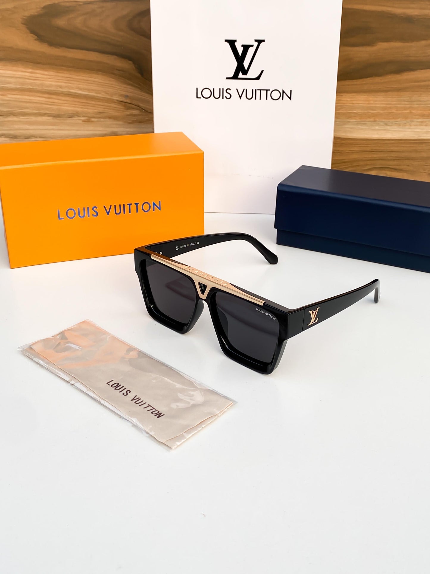 LOUIS VUITTON 1502 GOLD BLACK