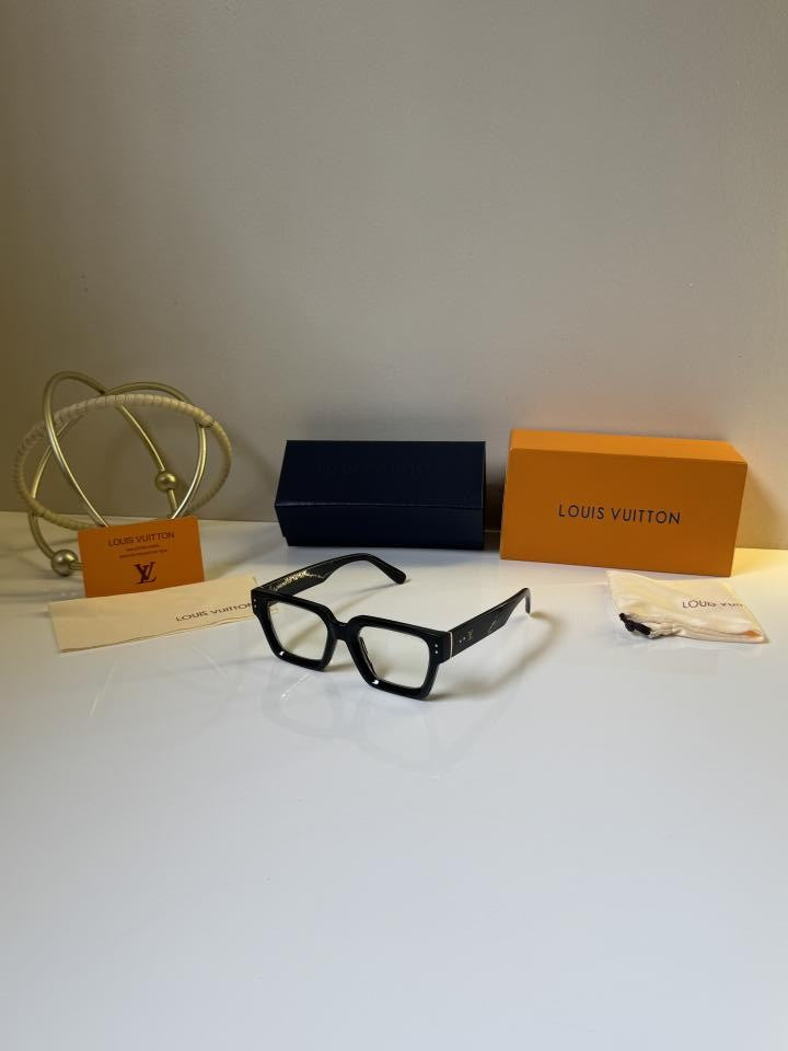 Louis_Vuitton_98170_Black_Frame