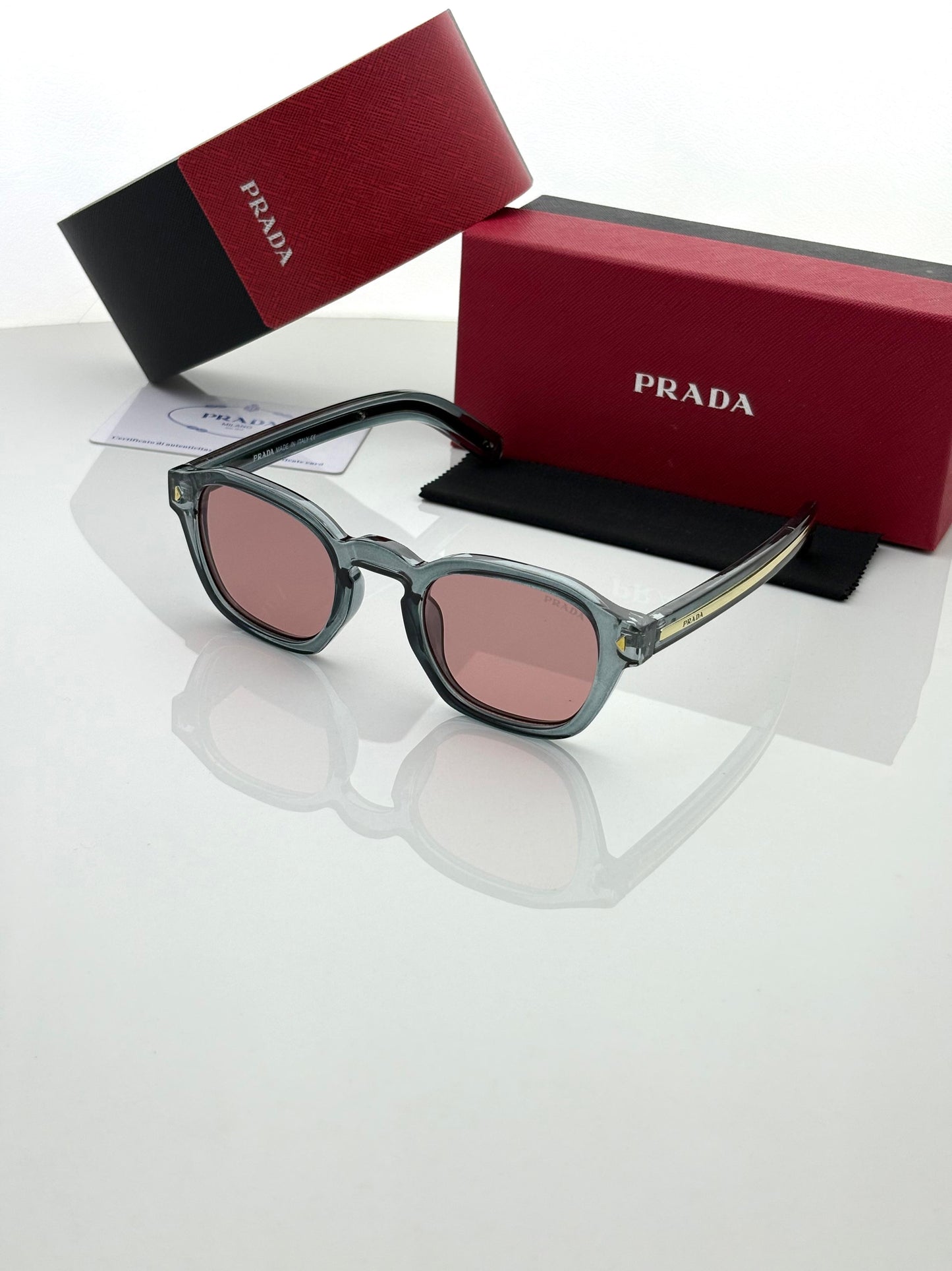 PRADA 16 red