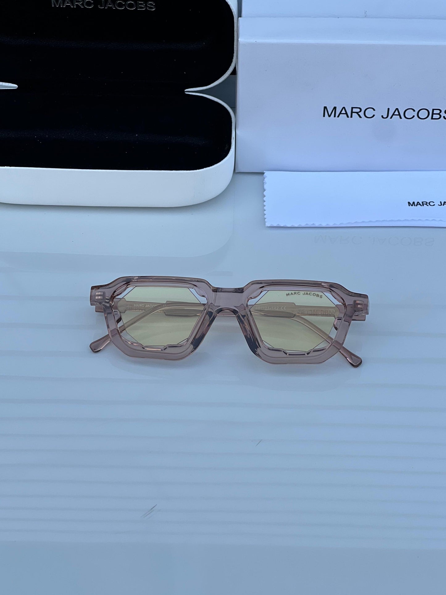 MARC JACOBS LITE YELLOW SHADE