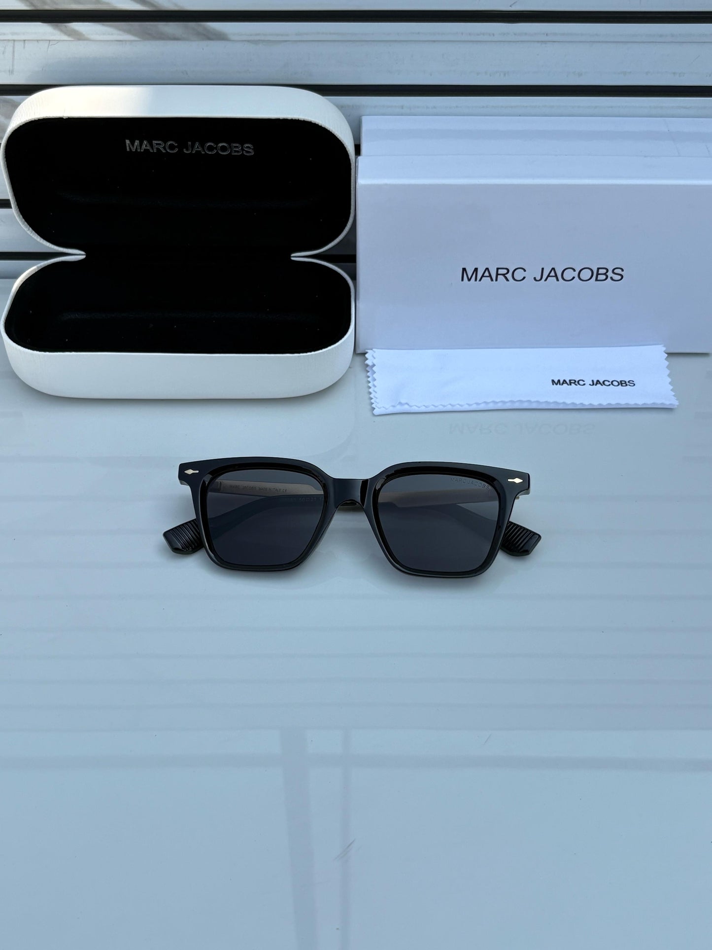 MARC JACOBS 6069