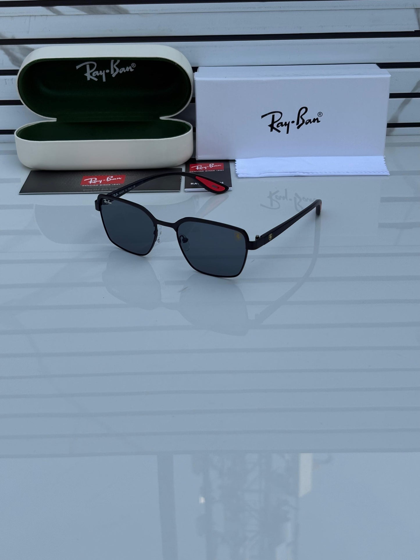 RAY BAN